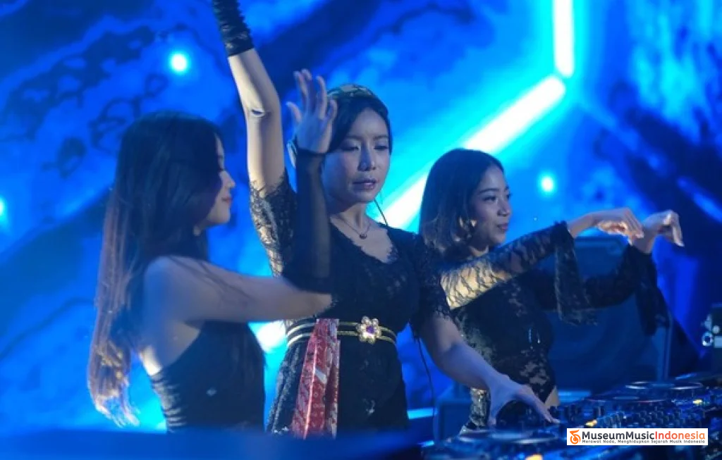 Reva Anwar Berkebaya DJ